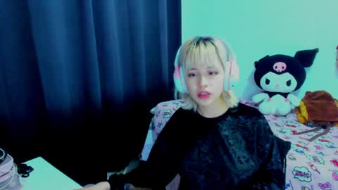 Snapshot of azu_moure chatting on 05.19.26 Azu Moure online show from 05.19.26