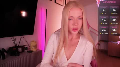 Snapshot of baaby_bon chatting on 11.09.25 Bonnie online show from 11.09.25