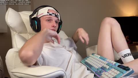 Big cock boy online show from 12.24.24