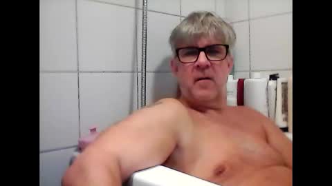 Snapshot of baggelina75 chatting on 01.12.25 baggelina75 online show from 01.12.25