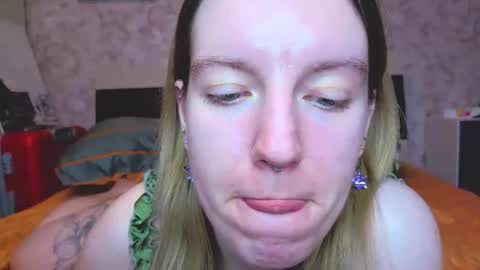 Snapshot of baiambel_mi chatting on 02.01.26 holly online show from 02.01.26