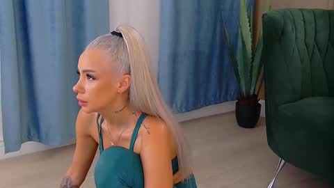 Snapshot of bailey_rush chatting on 10.14.25 bailey_rush online show from 10.14.25