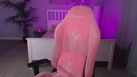 Snapshot of barbara_brylska chatting on 10.16.25 Barb online show from 10.16.25