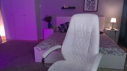 Snapshot of barbara_brylska chatting on 10.17.25 Barb online show from 10.17.25