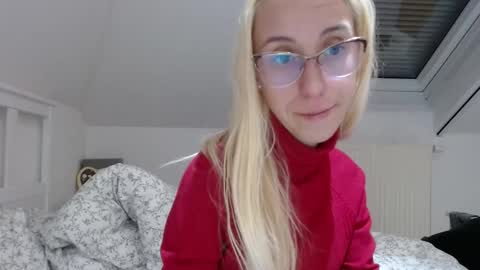 Snapshot of barelylegalblondy chatting on 10.24.25 Lena online show from 10.24.25
