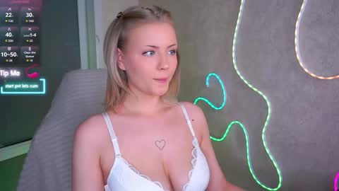 Snapshot of beatris_mils chatting on 04.19.26 Beatrice online show from 04.19.26