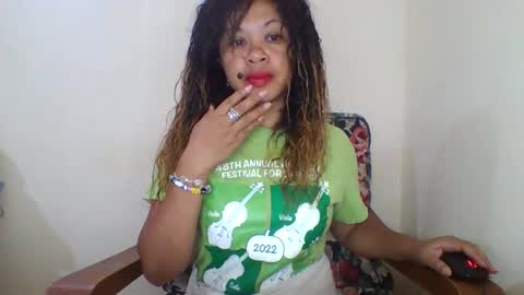 Snapshot of beaute_choco chatting on 10.12.25 Eva online show from 10.12.25