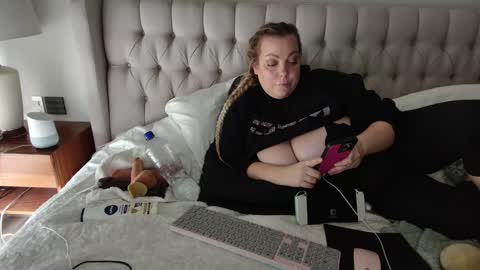 Snapshot of beauty4agent chatting on 12.06.24 beauty4agent online show from 12.06.24