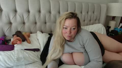 Snapshot of beauty4agent chatting on 02.12.25 beauty4agent online show from 02.12.25