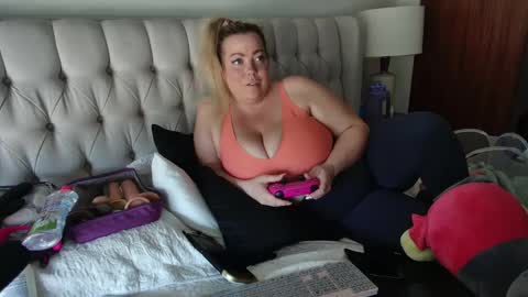 Snapshot of beauty4agent chatting on 03.04.25 beauty4agent online show from 03.04.25