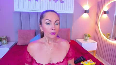 Snapshot of beauty_milf4 chatting on 01.18.25 Chantall online show from 01.18.25