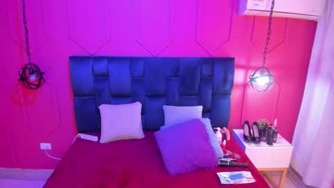 Snapshot of beauty_milf4 chatting on 11.11.25 Chantall online show from 11.11.25