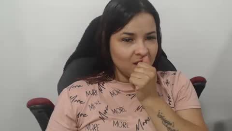 Snapshot of beautyykarol chatting on 12.03.25 beautyykarol online show from 12.03.25