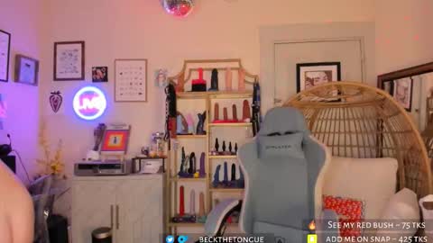 Snapshot of beckthetongue chatting on 12.03.25 Beck the tongue online show from 12.03.25