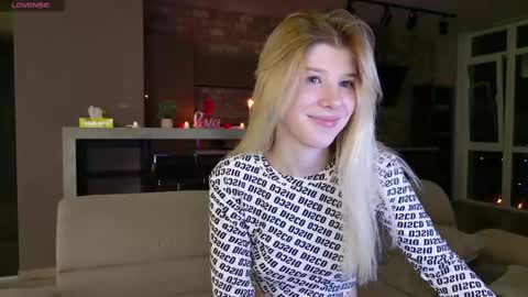 Snapshot of bella_amoury chatting on 03.10.25 Bella online show from 03.10.25