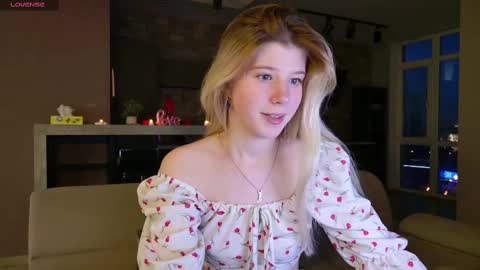 Snapshot of bella_amoury chatting on 03.12.25 Bella online show from 03.12.25