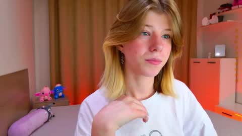 Snapshot of bella_amoury chatting on 10.23.25 Bella online show from 10.23.25