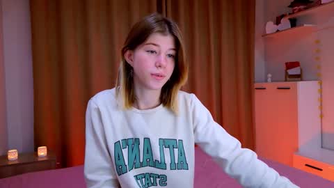 Snapshot of bella_amoury chatting on 11.08.25 Bella online show from 11.08.25