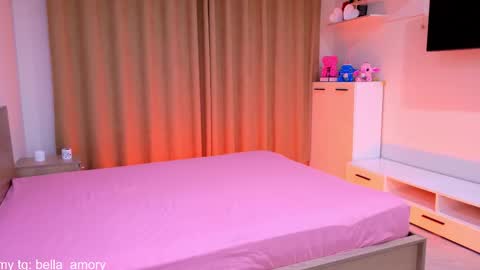 Snapshot of bella_amoury chatting on 11.21.25 Bella online show from 11.21.25