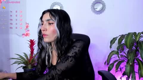 Snapshot of bella_thorne3 chatting on 03.07.25 Bella online show from 03.07.25