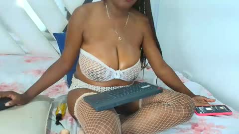 Snapshot of bellabelluci chatting on 11.26.25 BELLA online show from 11.26.25