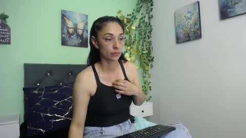 Bella online show from 10.25.25