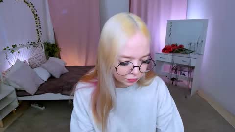 Snapshot of bellamontgomery chatting on 03.25.26 Bella online show from 03.25.26
