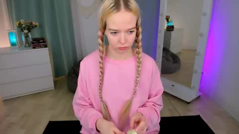 Snapshot of bellamontgomery chatting on 05.24.26 Bella online show from 05.24.26