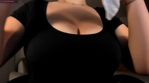 Snapshot of bellarosex1 chatting on 12.17.25 Bella Rose online show from 12.17.25