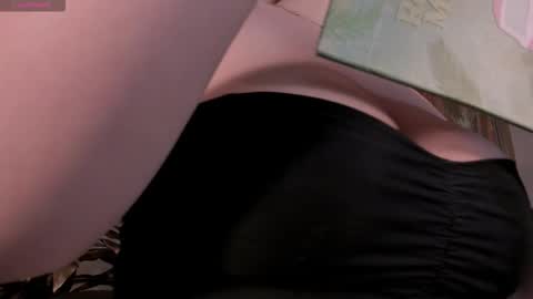 Snapshot of bellarosex1 chatting on 12.21.25 Bella Rose online show from 12.21.25