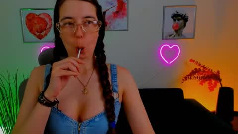 Snapshot of bellatrixllestrange chatting on 03.01.25 Bella. Ntmu online show from 03.01.25