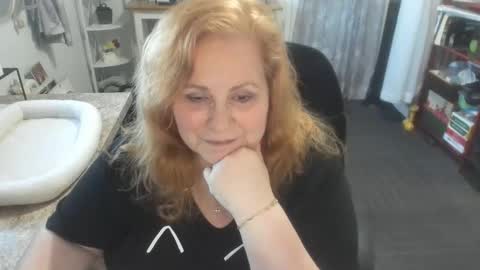 Snapshot of bellavoca chatting on 11.28.25 Bellavoca online show from 11.28.25