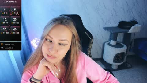 Snapshot of bellezza_ chatting on 12.17.24 Your Annabelle Wolf online show from 12.17.24