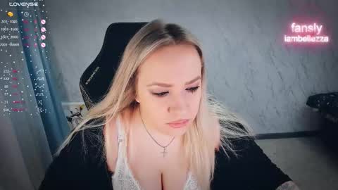 Snapshot of bellezza_ chatting on 02.04.26 Your Annabelle Wolf online show from 02.04.26