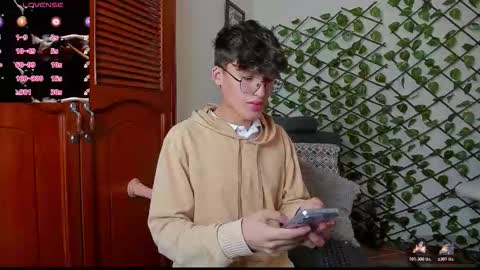 Snapshot of bellmontneon chatting on 12.01.25 Neon online show from 12.01.25