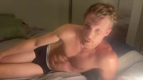 Snapshot of bendoverxo chatting on 11.08.25 bendoverxo online show from 11.08.25