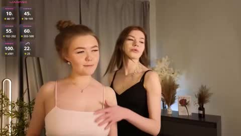 Snapshot of berry_bloom chatting on 11.12.25 Aurora online show from 11.12.25