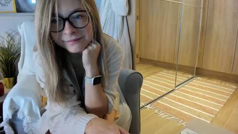 Snapshot of bestgirl_ofthe_neighborhood chatting on 10.20.25 Vicky online show from 10.20.25