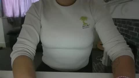 Snapshot of betty199175798 chatting on 09.21.25 betty199175798 online show from 09.21.25