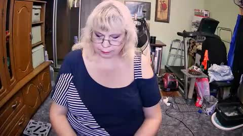 Snapshot of beverlyqcynia chatting on 09.18.25 BeverlyQCynia online show from 09.18.25