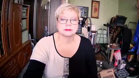 Snapshot of beverlyqcynia chatting on 10.05.25 BeverlyQCynia online show from 10.05.25