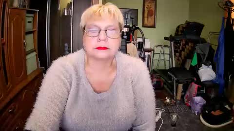 Snapshot of beverlyqcynia chatting on 10.25.25 BeverlyQCynia online show from 10.25.25