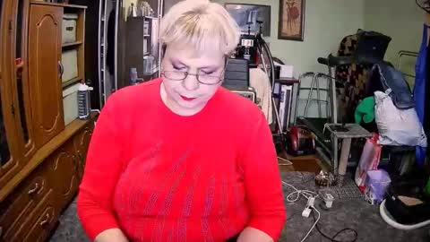 Snapshot of beverlyqcynia chatting on 11.08.25 BeverlyQCynia online show from 11.08.25