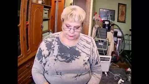 Snapshot of beverlyqcynia chatting on 11.12.25 BeverlyQCynia online show from 11.12.25