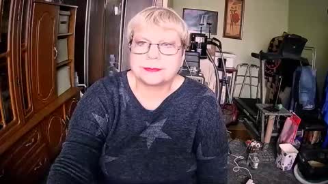 Snapshot of beverlyqcynia chatting on 11.19.25 BeverlyQCynia online show from 11.19.25