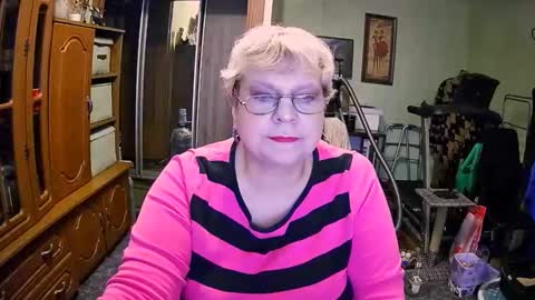 Snapshot of beverlyqcynia chatting on 12.04.25 BeverlyQCynia online show from 12.04.25