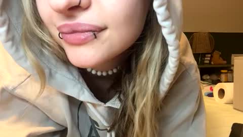 Snapshot of bibaby_ellie_ chatting on 03.08.26 Ellie online show from 03.08.26