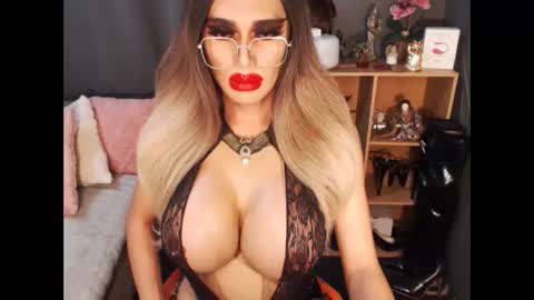 Snapshot of bigbomblhoraine chatting on 09.30.25 Loraine Cruz online show from 09.30.25