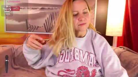 Snapshot of bigboobsarri chatting on 10.16.25 BigBoobsArri online show from 10.16.25