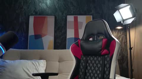 Snapshot of bigboottyxxx chatting on 11.08.25 kyra Moor online show from 11.08.25